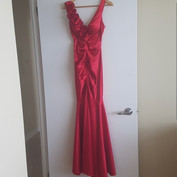 Xscape Mermaid Style Satin Gown - Picture 3 of 6